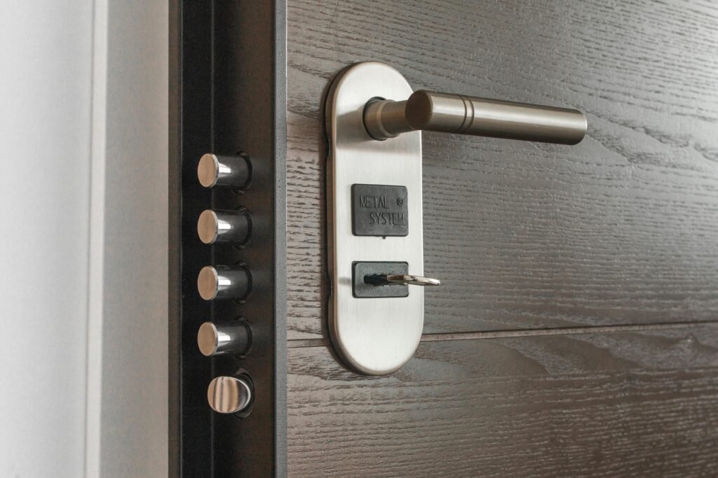 Producten Metal door handle and lock system with key inserted, showcasing security features.